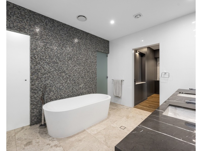 39 Knightsbridge Parade West, Sovereign Islands QLD 4216