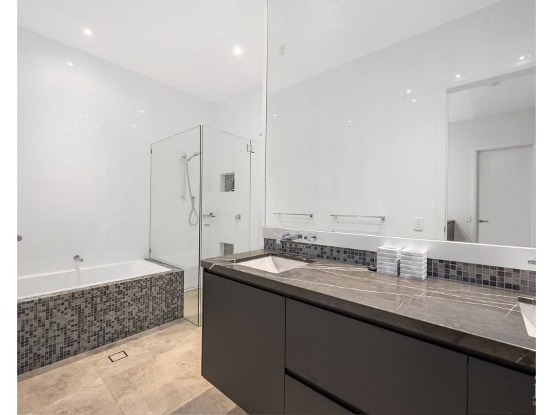 39 Knightsbridge Parade West, Sovereign Islands QLD 4216