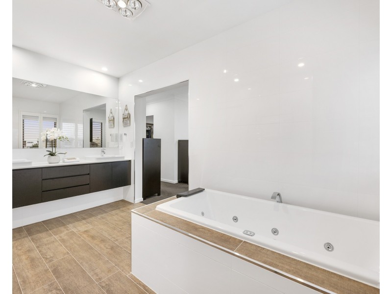 21 Santa Monica Boulevard, Hope Island QLD 4212