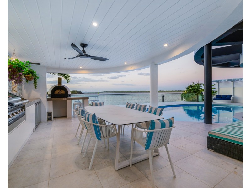 1 Knightsbridge Parade West, Sovereign Islands QLD 4216