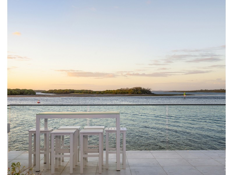 1 Knightsbridge Parade West, Sovereign Islands QLD 4216