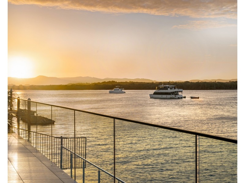 1 Knightsbridge Parade West, Sovereign Islands QLD 4216