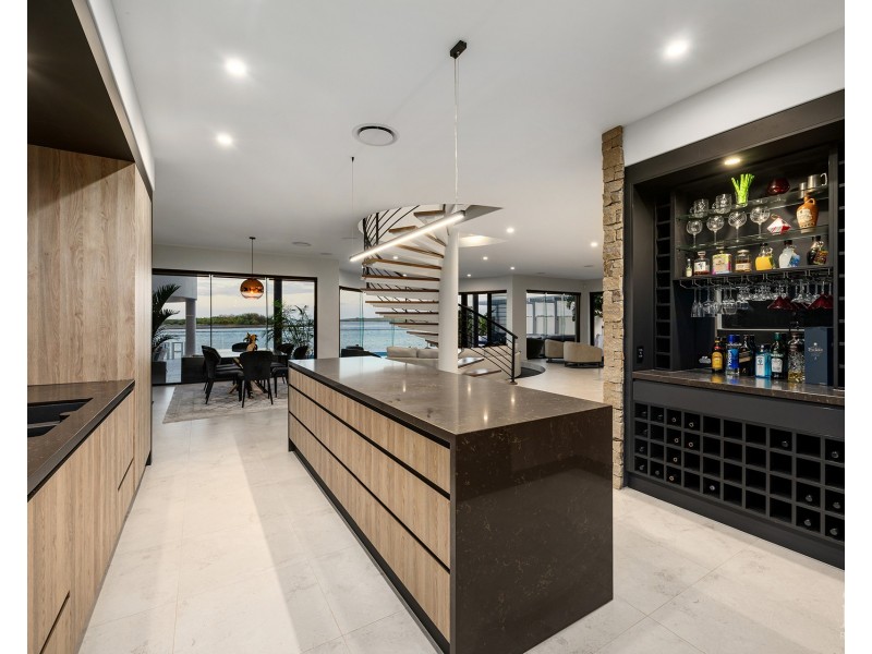 1 Knightsbridge Parade West, Sovereign Islands QLD 4216