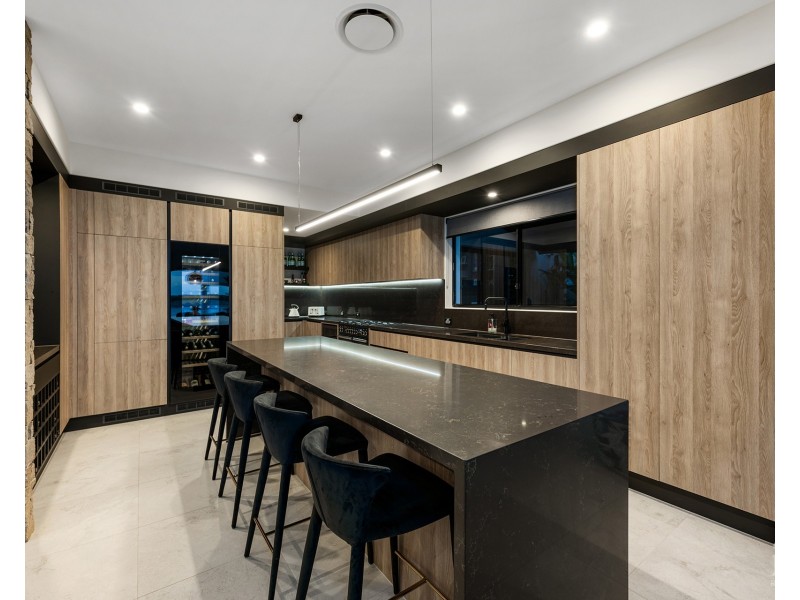 1 Knightsbridge Parade West, Sovereign Islands QLD 4216