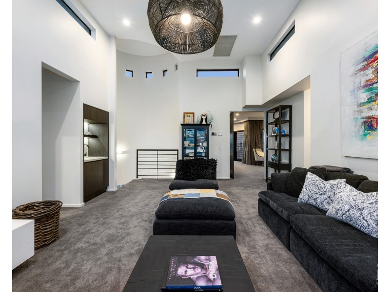 1 Knightsbridge Parade West, Sovereign Islands QLD 4216