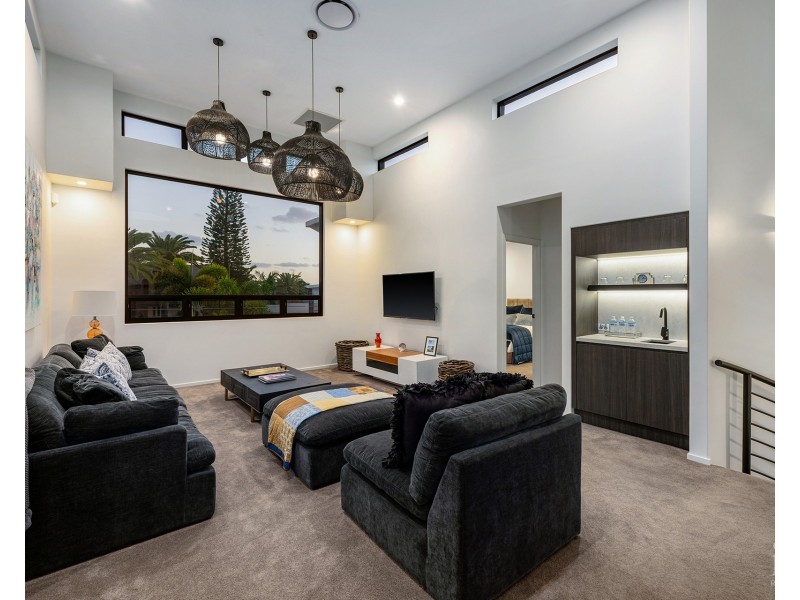 1 Knightsbridge Parade West, Sovereign Islands QLD 4216