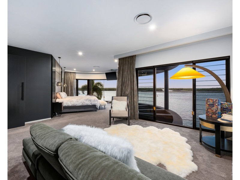 1 Knightsbridge Parade West, Sovereign Islands QLD 4216