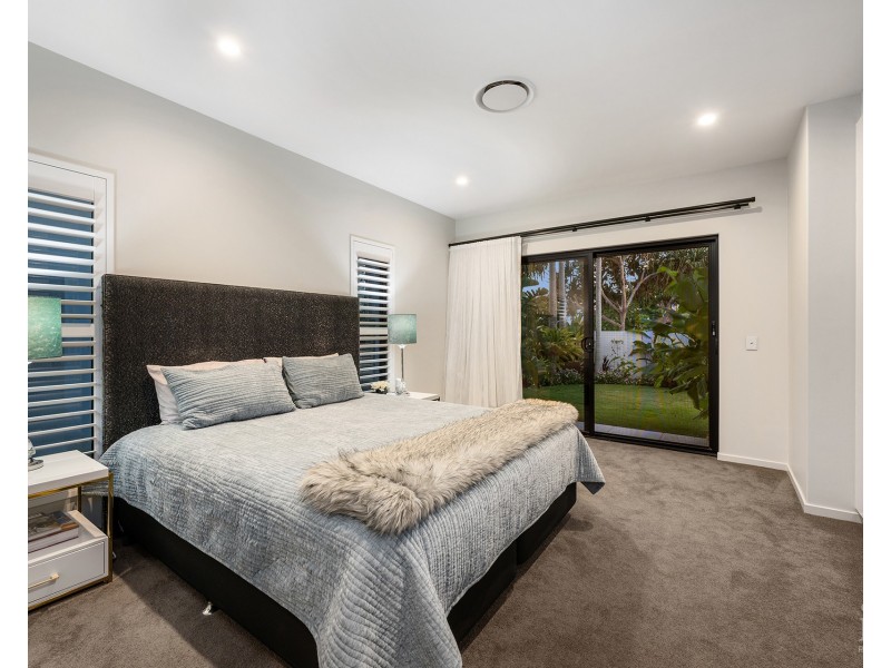 1 Knightsbridge Parade West, Sovereign Islands QLD 4216