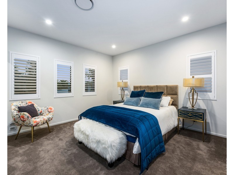 1 Knightsbridge Parade West, Sovereign Islands QLD 4216