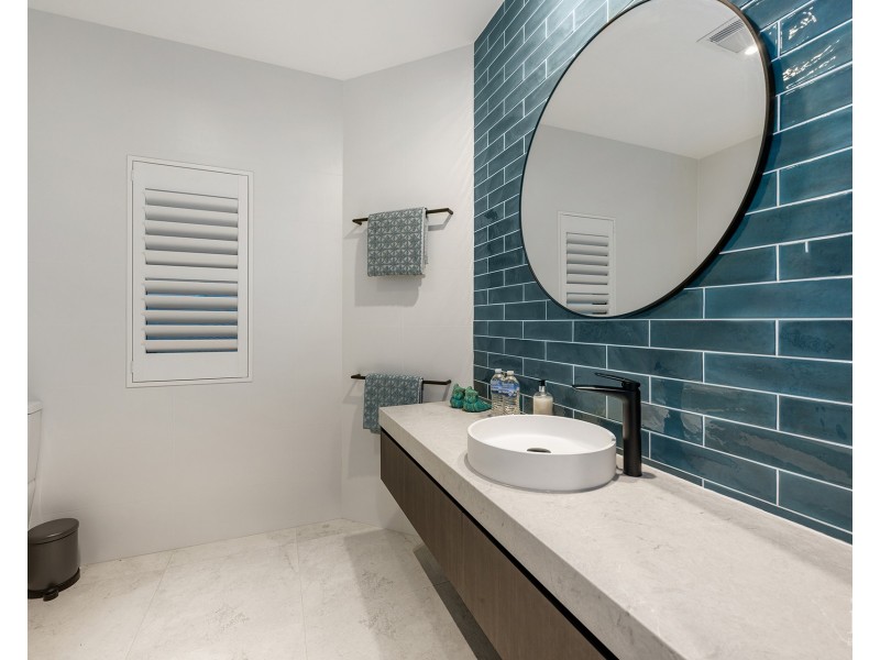 1 Knightsbridge Parade West, Sovereign Islands QLD 4216
