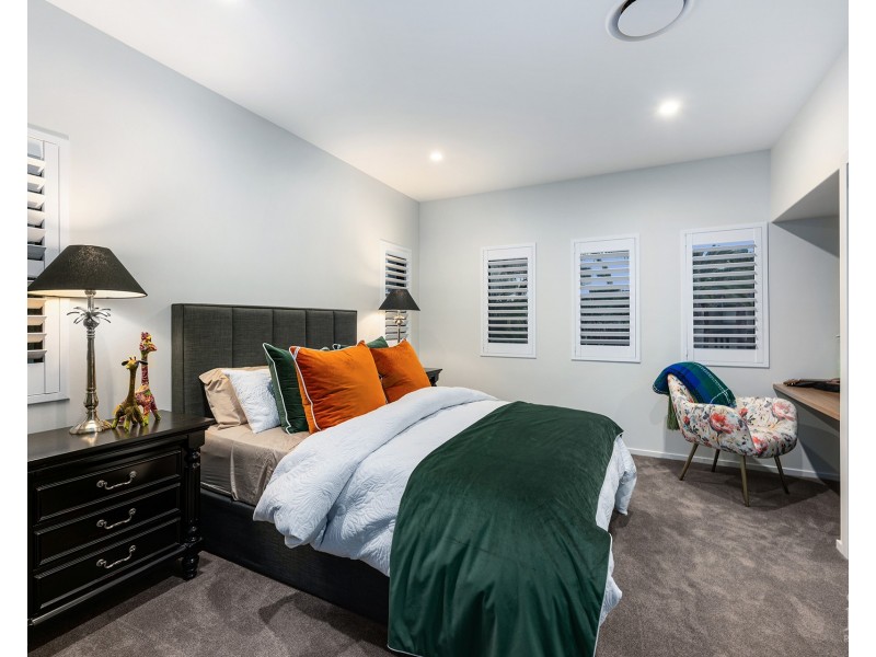 1 Knightsbridge Parade West, Sovereign Islands QLD 4216