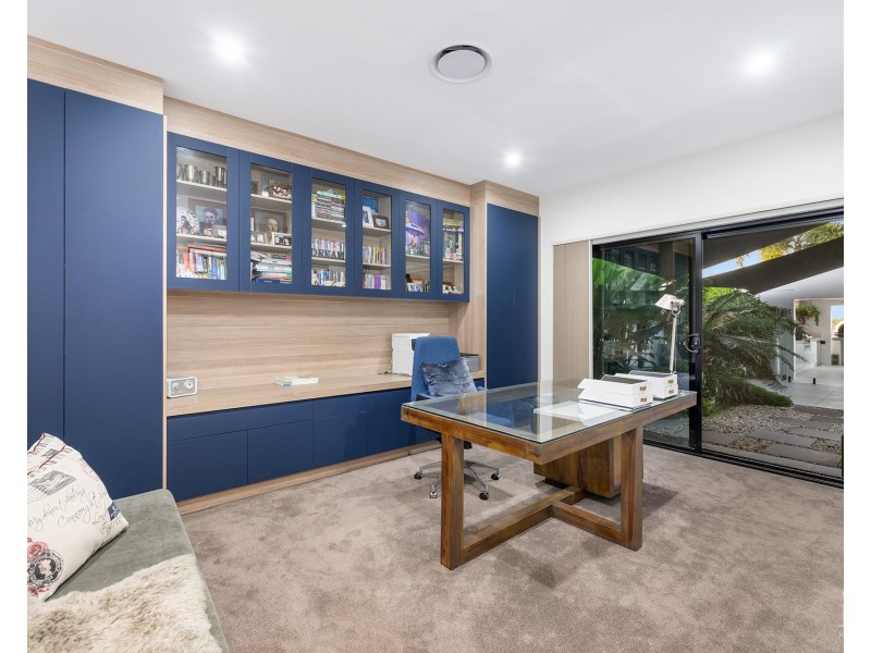 1 Knightsbridge Parade West, Sovereign Islands QLD 4216