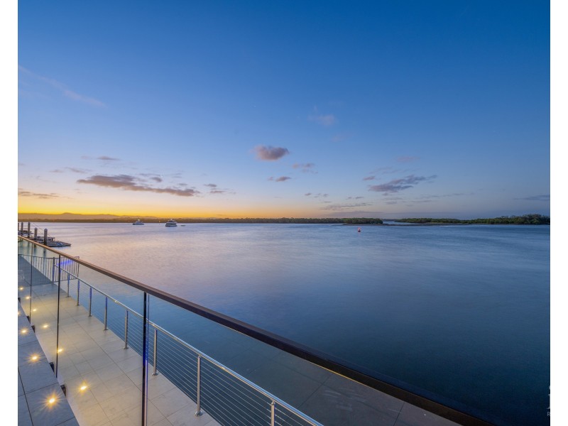 1 Knightsbridge Parade West, Sovereign Islands QLD 4216