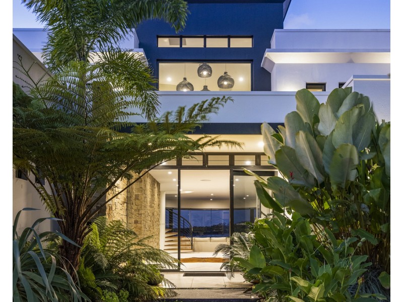 1 Knightsbridge Parade West, Sovereign Islands QLD 4216