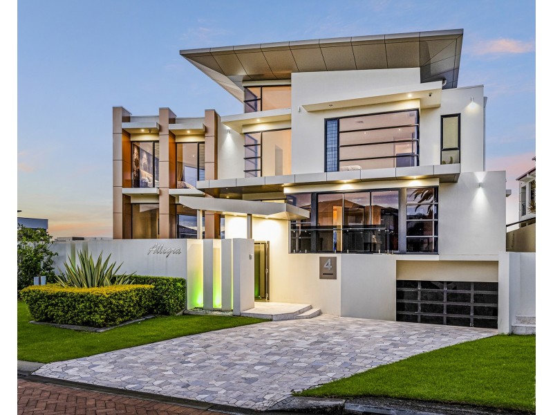 4 King Charles Drive, Sovereign Islands QLD 4216