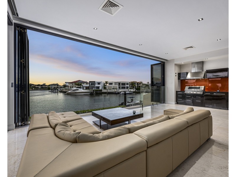 4 King Charles Drive, Sovereign Islands QLD 4216