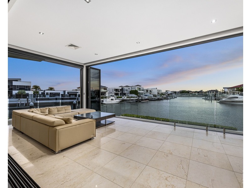 4 King Charles Drive, Sovereign Islands QLD 4216