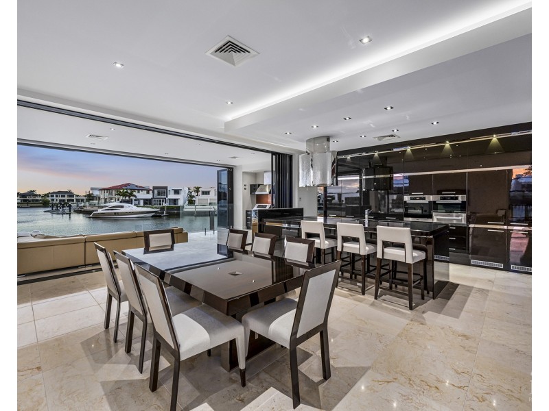 4 King Charles Drive, Sovereign Islands QLD 4216
