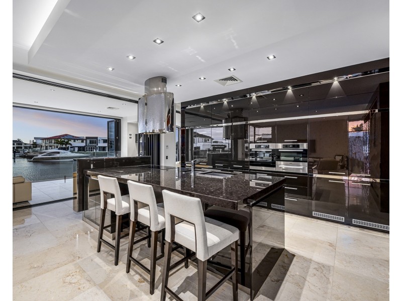 4 King Charles Drive, Sovereign Islands QLD 4216