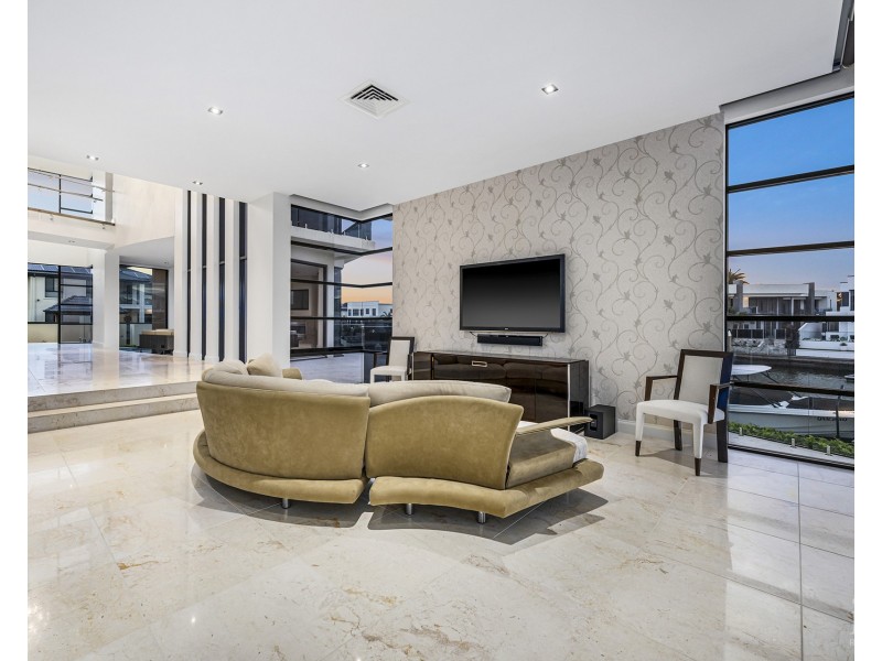 4 King Charles Drive, Sovereign Islands QLD 4216