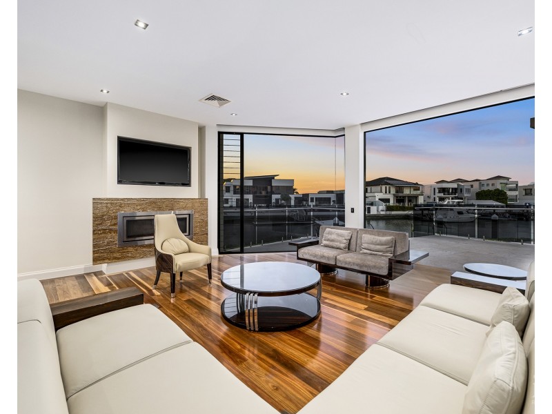 4 King Charles Drive, Sovereign Islands QLD 4216