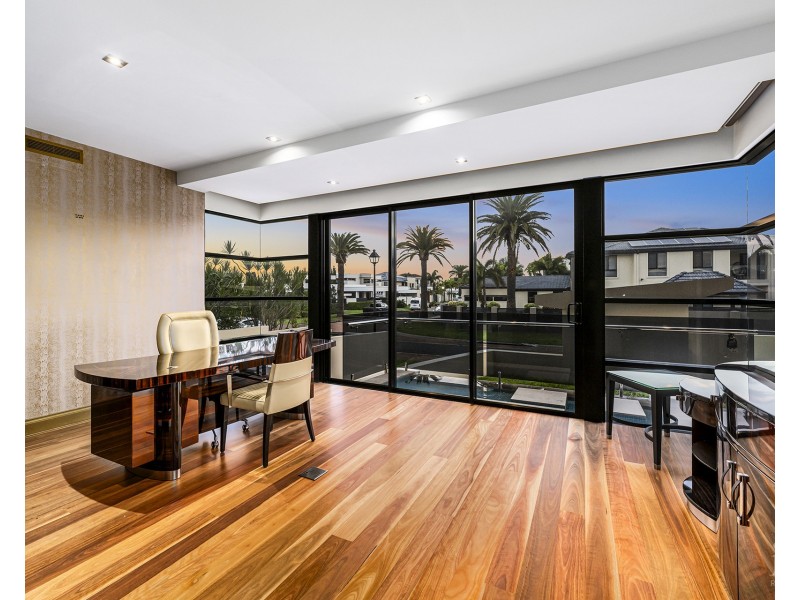 4 King Charles Drive, Sovereign Islands QLD 4216