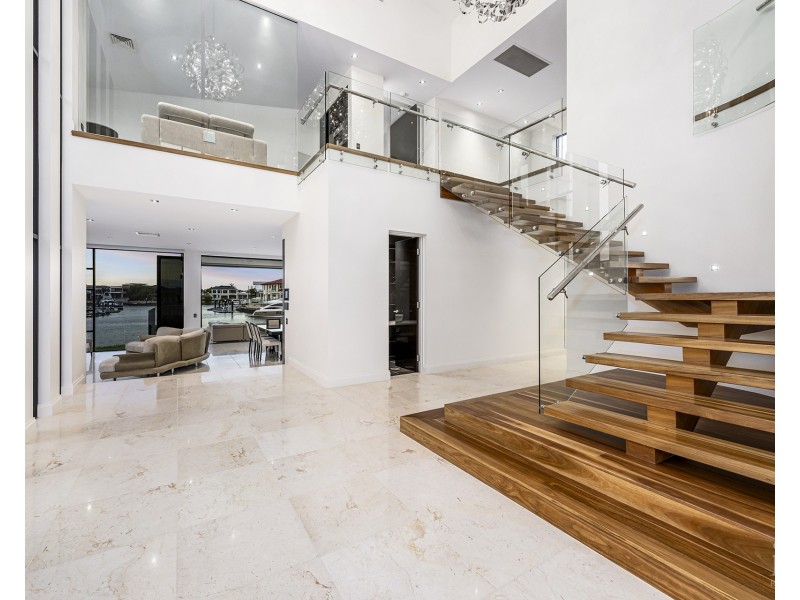 4 King Charles Drive, Sovereign Islands QLD 4216