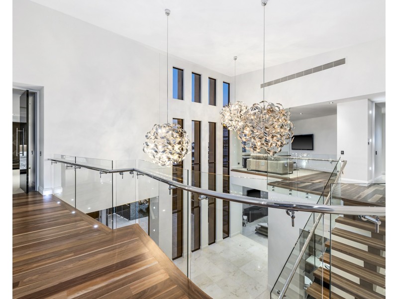 4 King Charles Drive, Sovereign Islands QLD 4216