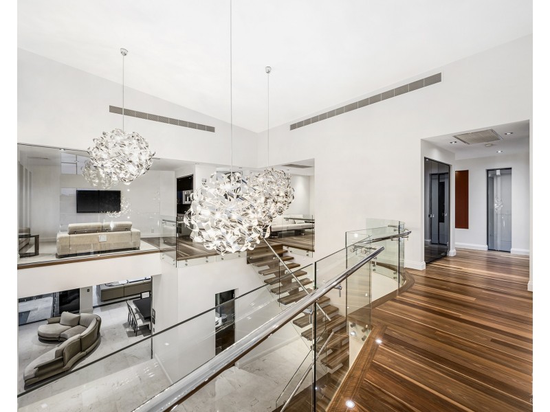 4 King Charles Drive, Sovereign Islands QLD 4216