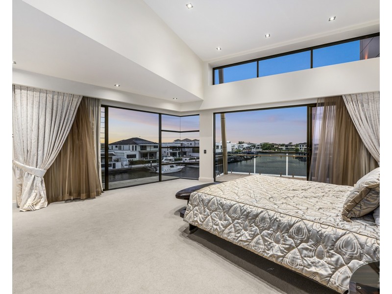 4 King Charles Drive, Sovereign Islands QLD 4216