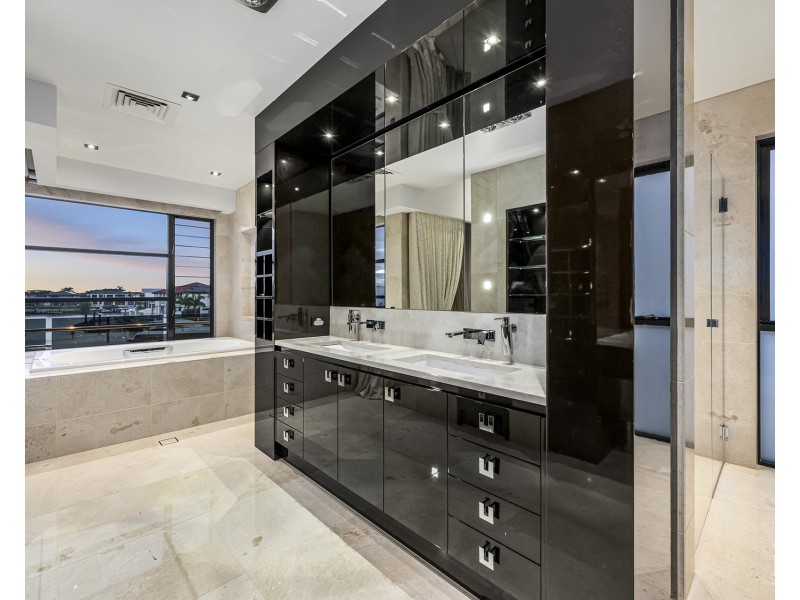 4 King Charles Drive, Sovereign Islands QLD 4216