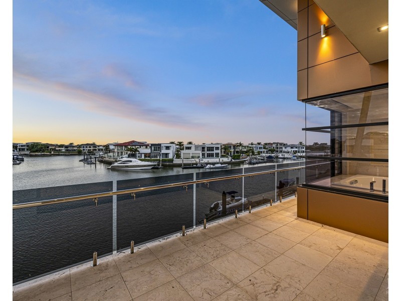 4 King Charles Drive, Sovereign Islands QLD 4216