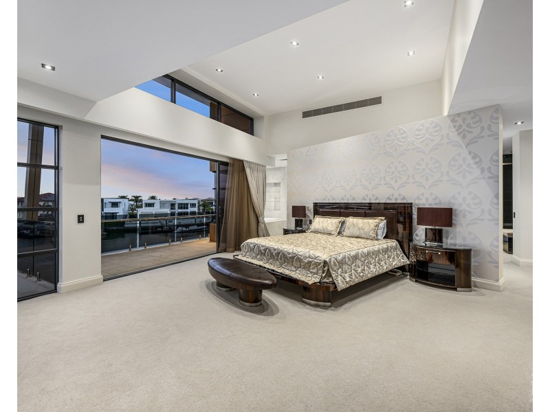 4 King Charles Drive, Sovereign Islands QLD 4216