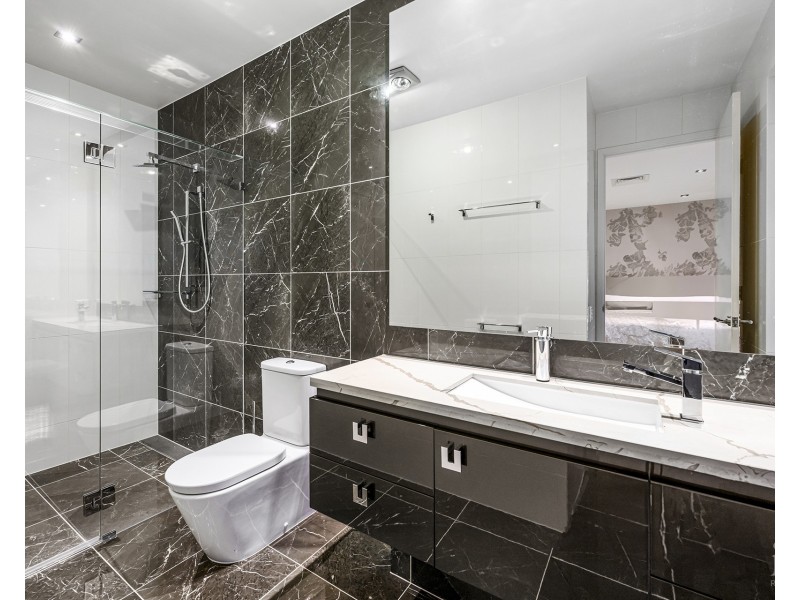 4 King Charles Drive, Sovereign Islands QLD 4216