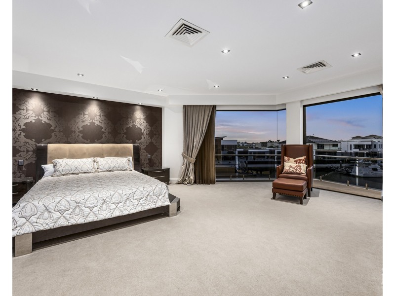 4 King Charles Drive, Sovereign Islands QLD 4216
