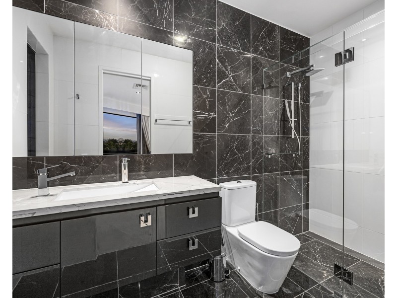 4 King Charles Drive, Sovereign Islands QLD 4216