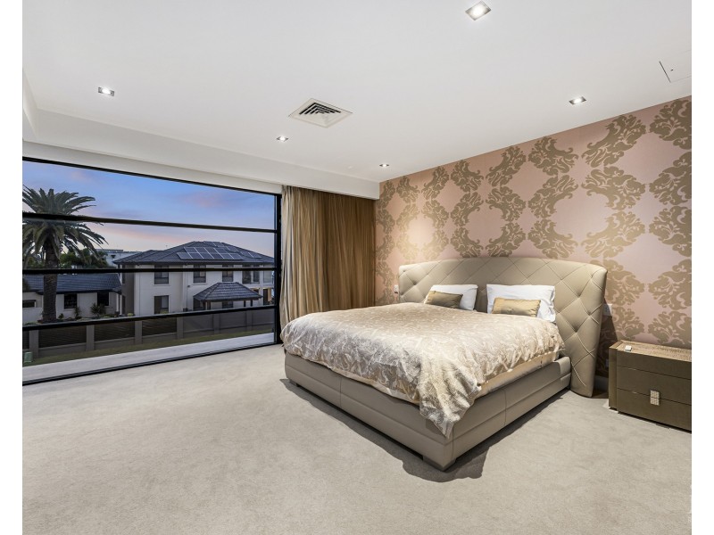 4 King Charles Drive, Sovereign Islands QLD 4216