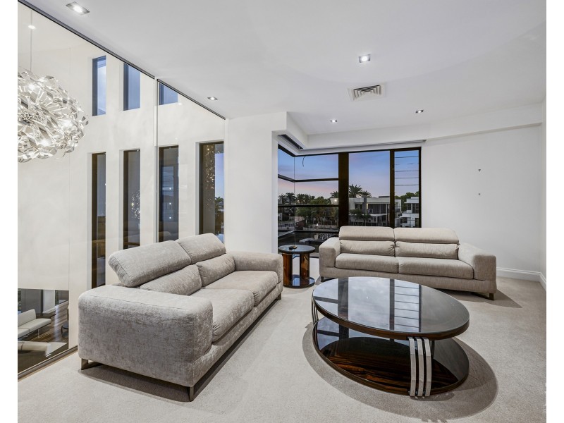 4 King Charles Drive, Sovereign Islands QLD 4216