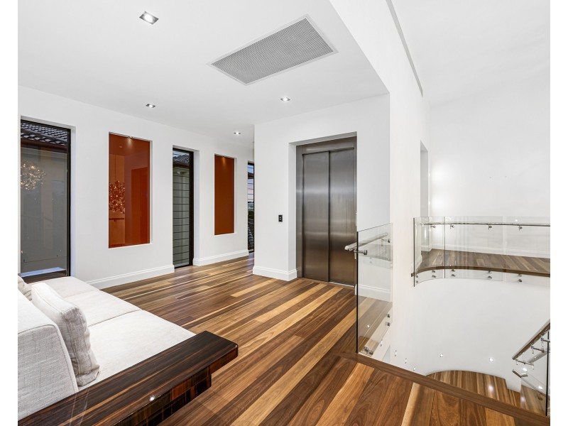 4 King Charles Drive, Sovereign Islands QLD 4216