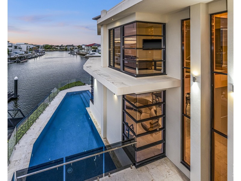 4 King Charles Drive, Sovereign Islands QLD 4216