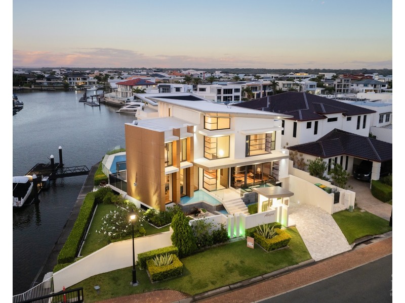 4 King Charles Drive, Sovereign Islands QLD 4216