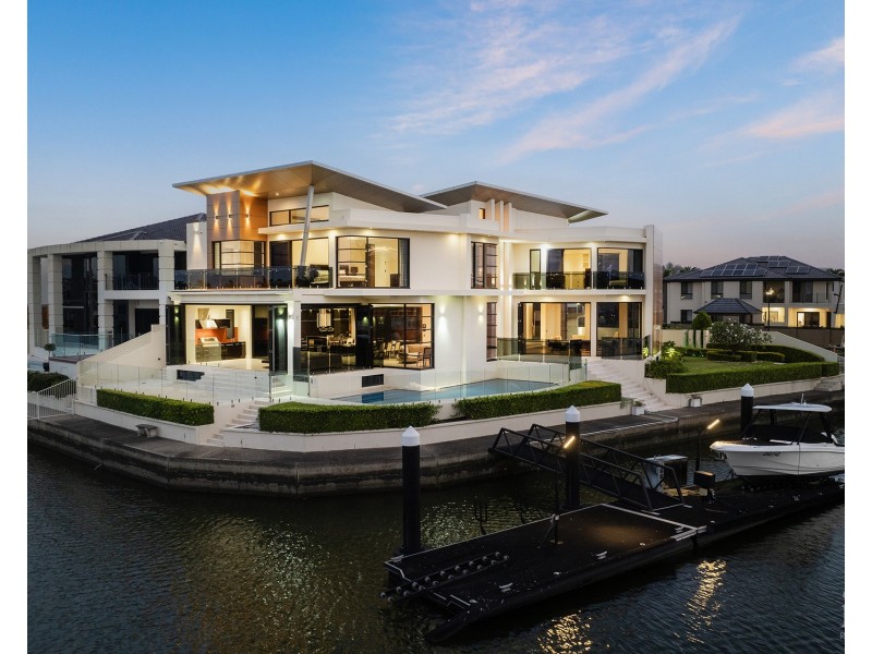4 King Charles Drive, Sovereign Islands QLD 4216