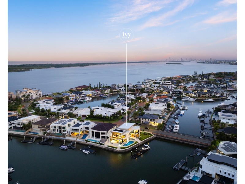 4 King Charles Drive, Sovereign Islands QLD 4216