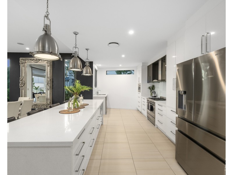 12 Regents Court, Sovereign Islands QLD 4216