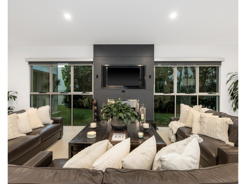 12 Regents Court, Sovereign Islands QLD 4216