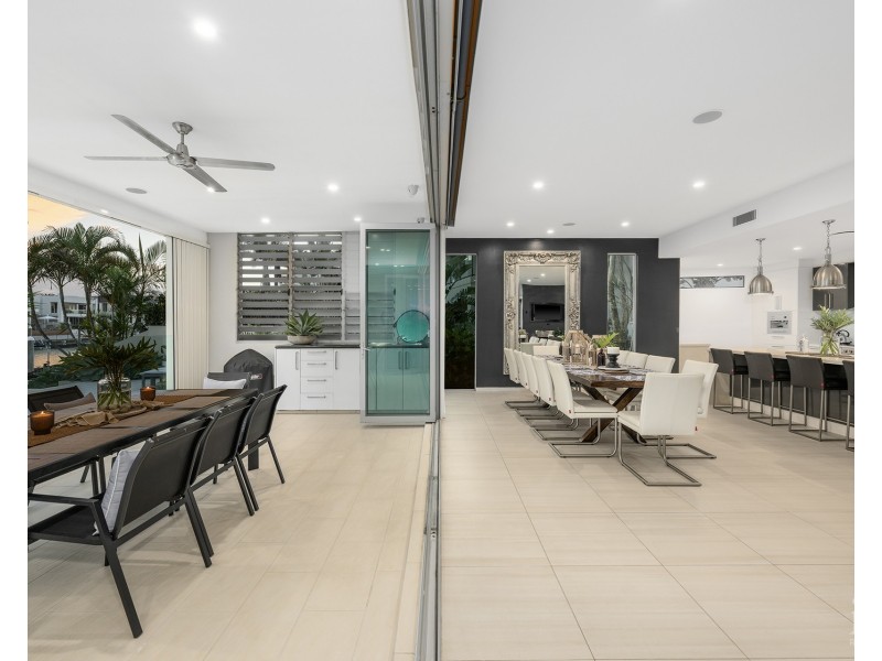 12 Regents Court, Sovereign Islands QLD 4216