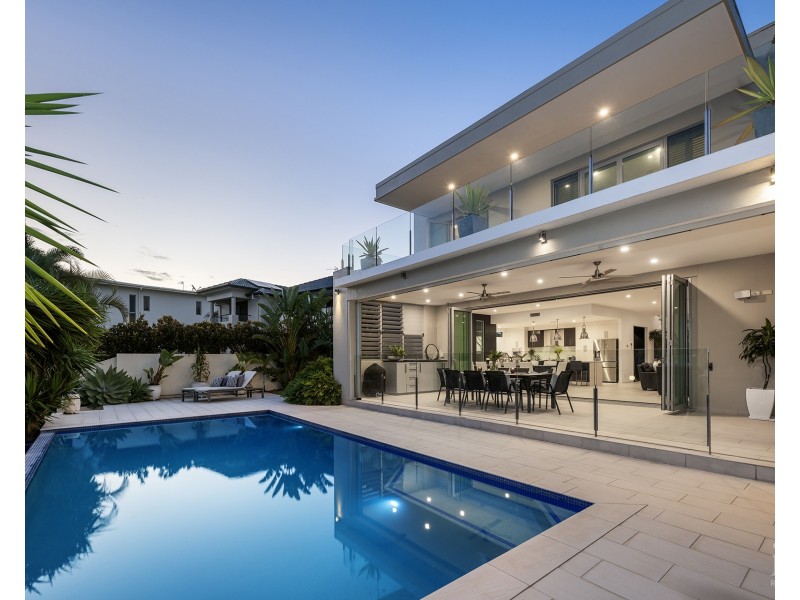 12 Regents Court, Sovereign Islands QLD 4216