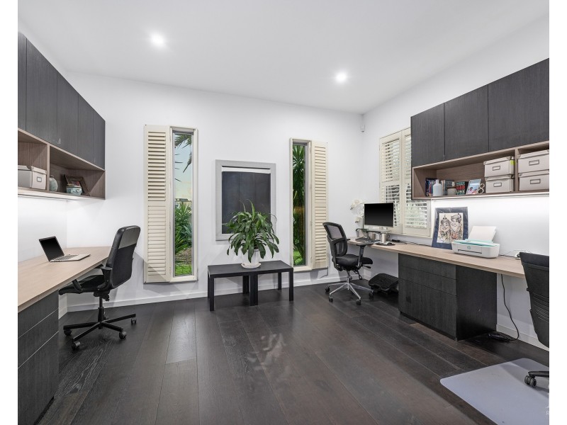 12 Regents Court, Sovereign Islands QLD 4216