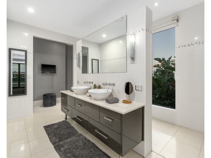 12 Regents Court, Sovereign Islands QLD 4216