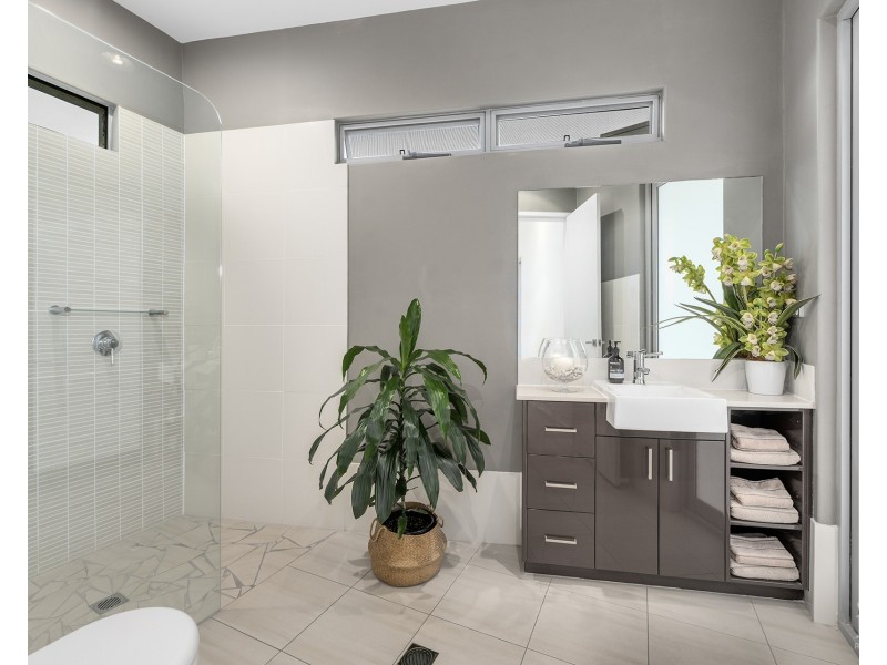 12 Regents Court, Sovereign Islands QLD 4216